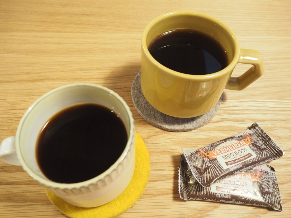 ホットコーヒーとお菓子