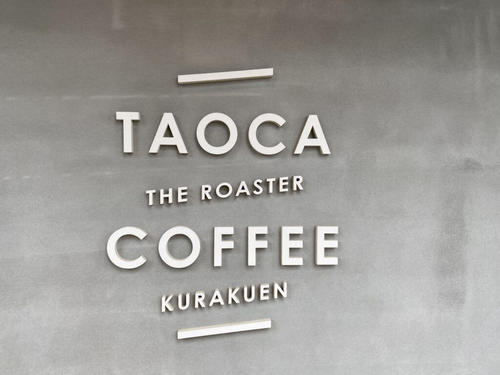 TAOCA COFFEEのお店の外にあるロゴ