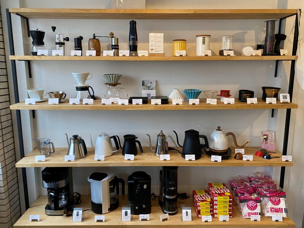 TAOCA COFFEE 鷲林寺ロースタリーの店内にあるコーヒー器具