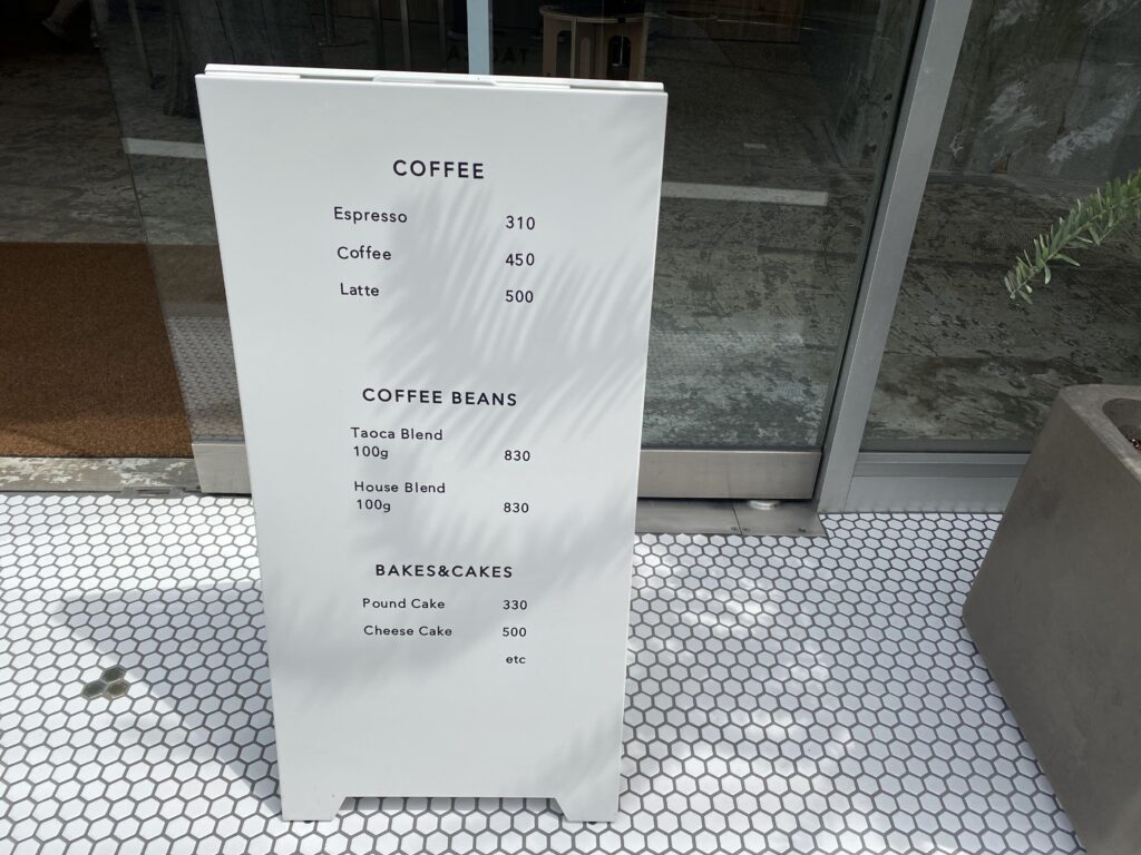 TAOCA COFFEE 神戸六甲店の店頭にあるメニュー看板