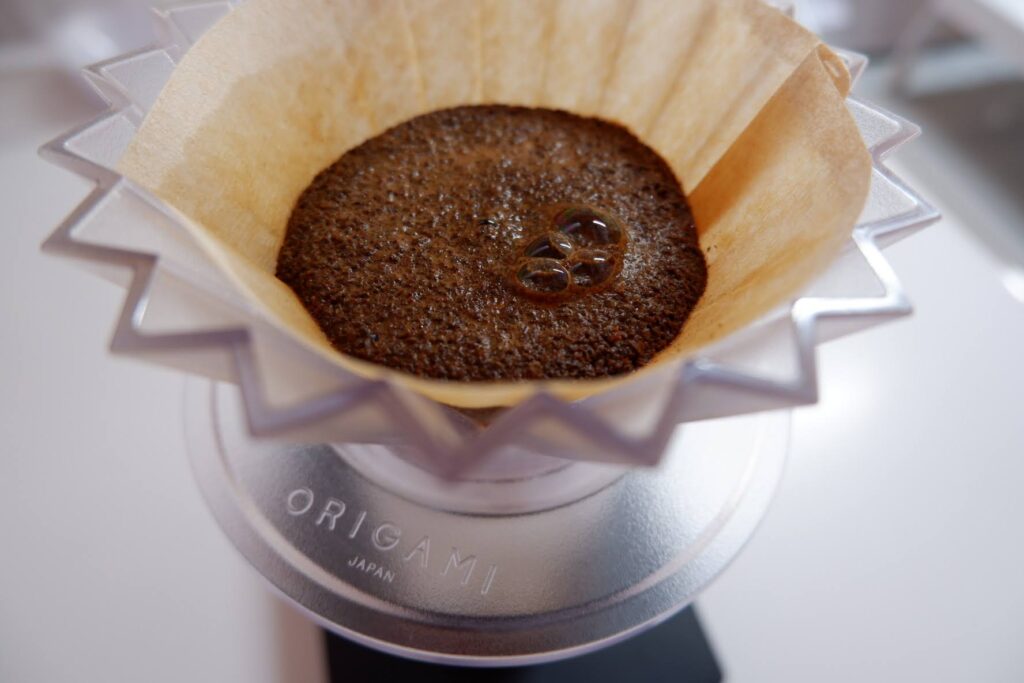 ペーパードリップでコーヒーを抽出しているコーヒー豆のサブスク「PostCoffee」で届いた豆「グアテマラ サンミゲル ドエニャス」