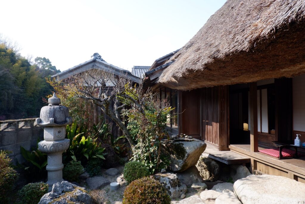 神戸市北区にあるベーグル屋さん「はなとね」の敷地内にある庭と食事スペース