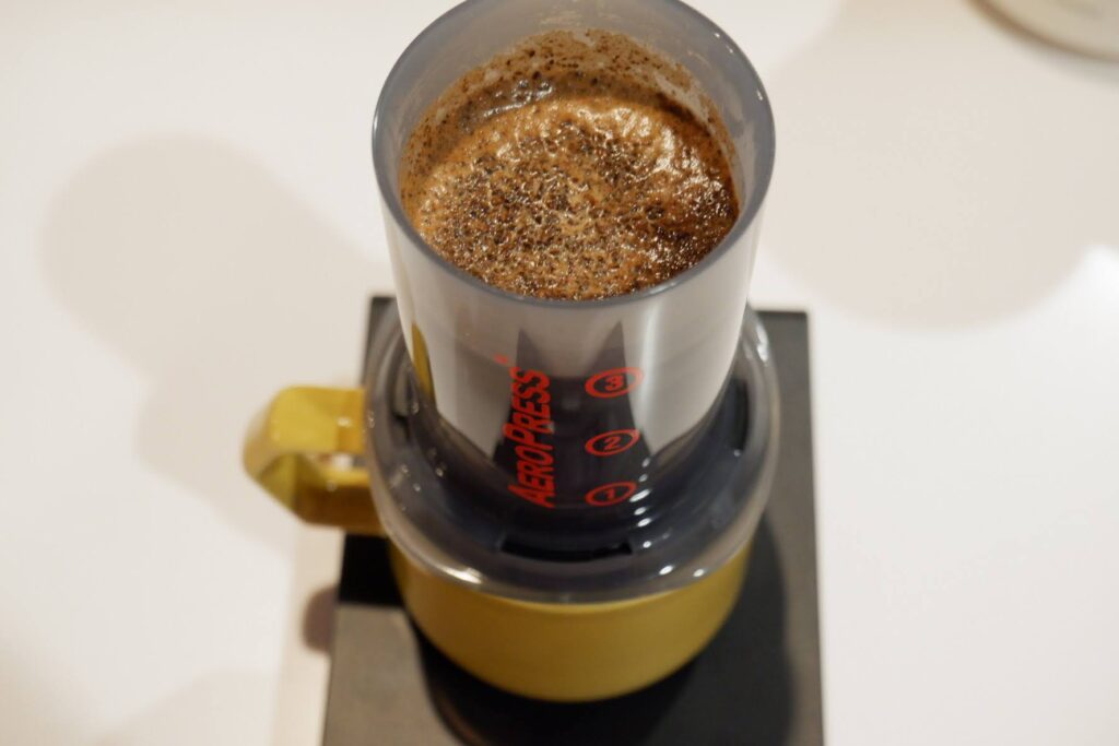 エアロプレスでコーヒーを抽出しているコーヒー豆のサブスク「PostCoffee」で届いた豆「ミルクブレンド」