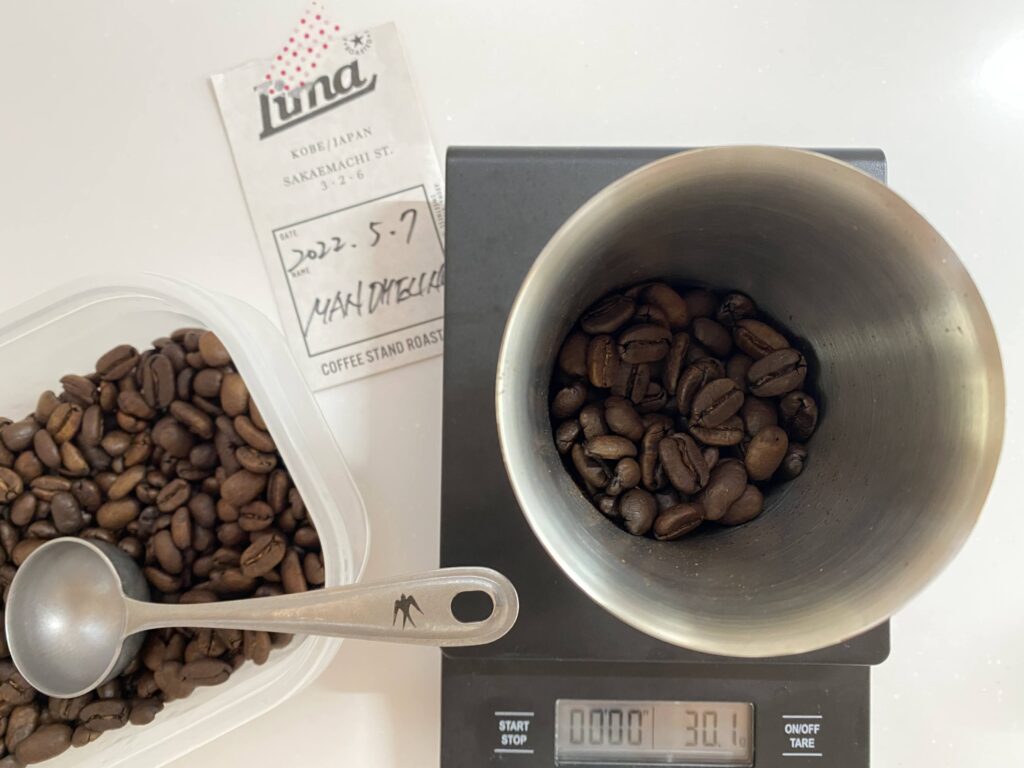 LIMA COFFEEのコーヒー豆をドリップスケールで量る様子